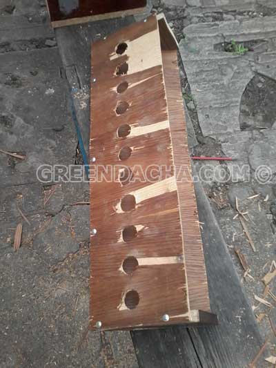 Отверстия для кормушки.