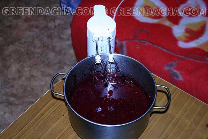 Сахар перемешать с черносмородиновым пюре.