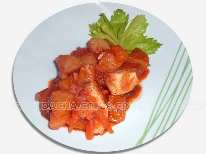 Картофель в томатном соусе с куриной грудкой.