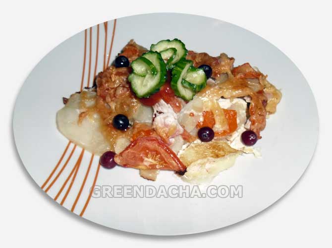 Картофельная запеканка с мясом, сыром и перепелиными яйцами.